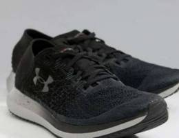 Under Armour blur trainers in black size 8...