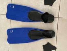 swimfins in 2 different sizes