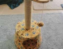 Scratch post in good condition, 7