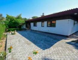 Large Garden Surrounding 3 Bed S/F Villa