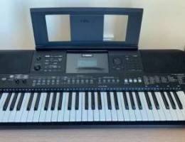 Yamaha PSR E463, 61 key weighted keys keyb...