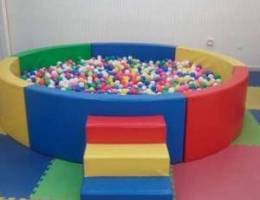 Ball pit with balls