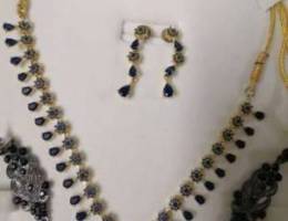 Necklace with sets of earrings (2pairs)
